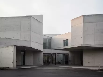 Modernes Verwaltungsgebäude bei Tageslicht mit minimalistischer Architektur und klaren Linien. - Foto: über boerse-global.de