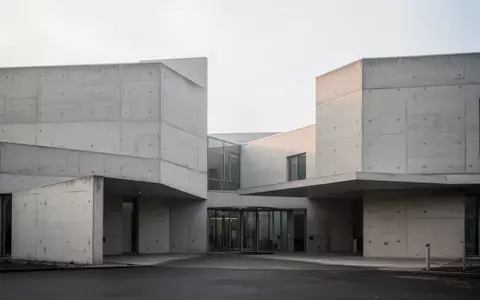 Modernes Verwaltungsgebäude bei Tageslicht mit minimalistischer Architektur und klaren Linien. - Foto: über boerse-global.de