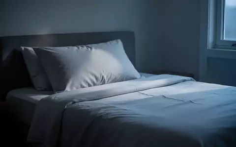 Ein minimalistisch eingerichtetes, ruhig wirkendes Schlafzimmer in den sanften Blautönen des frühen Morgens. - Foto: über boerse-global.de