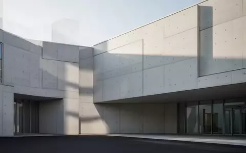 Modernes Krankenhausgebäude mit minimalistischer Architektur und klaren Fassadenlinien bei Tageslicht. - Foto: über boerse-global.de