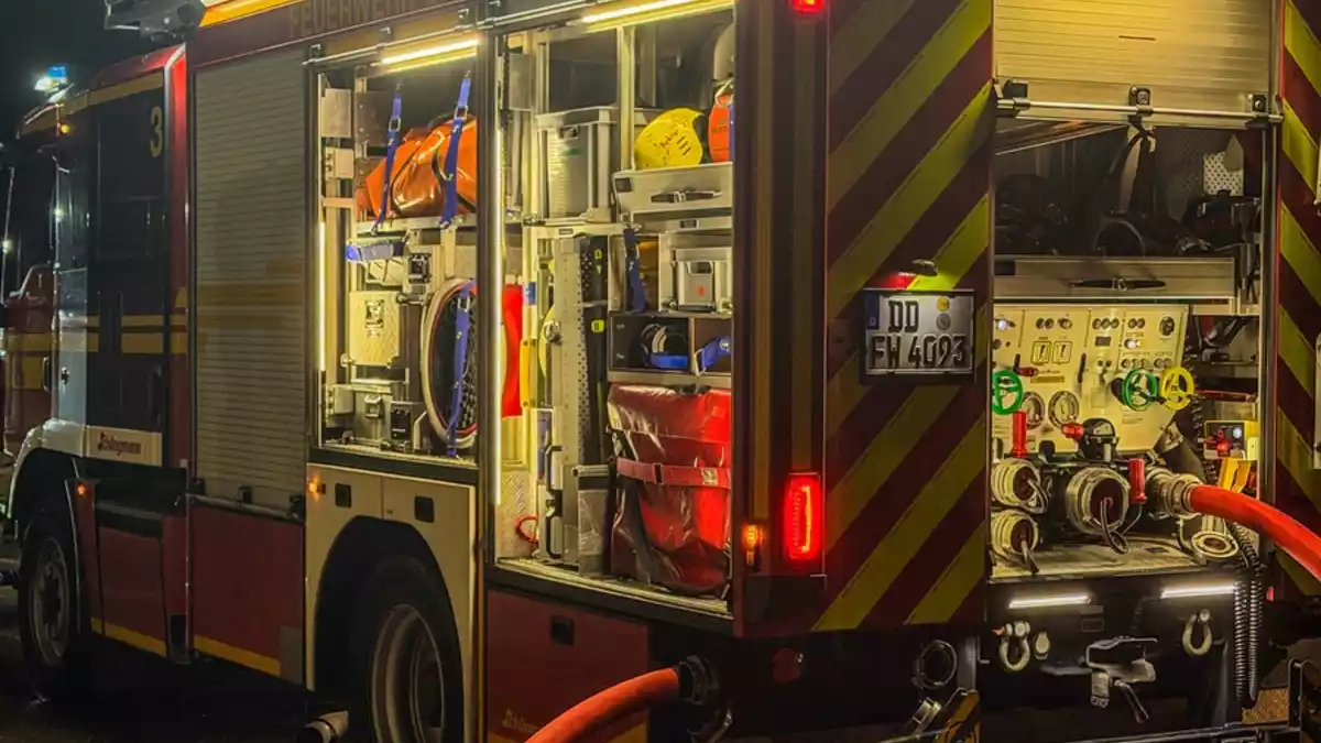 FW Dresden: Aktuelle Feuerwehreinsätze: Brand in Entsorgungsbetrieb und ausgelöste Brandmeldeanlage im Eissportzentrum - Bild: presseportal.de