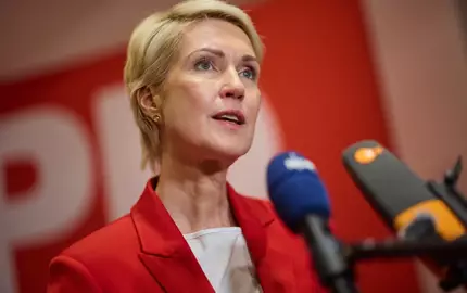 Die Gremien der SPD Mecklenburg-Vorpommern haben für Koalitionsverhandlungen mit Linke und Grünen gestimmt. - Foto: Jens Büttner/dpa