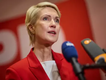 Die Gremien der SPD Mecklenburg-Vorpommern haben für Koalitionsverhandlungen mit Linke und Grünen gestimmt. - Foto: Jens Büttner/dpa