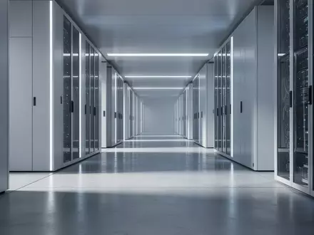 Ein minimalistisch gestalteter Flur in einem modernen Rechenzentrum mit poliertem Betonboden und kühler Beleuchtung. - Foto: über boerse-global.de