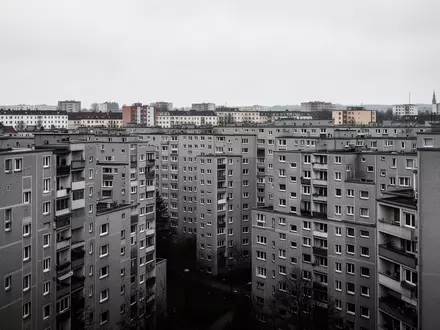 Dichte Wohnbebauung in einer deutschen Stadt bei bewölktem Himmel als Symbol für urbane Lebensumwelten. - Foto: über boerse-global.de