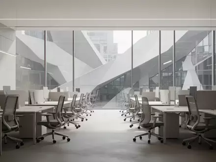 Ein minimalistisch gestalteter, unbesetzter Büroarbeitsplatz mit moderner Einrichtung und hellem Tageslicht. - Foto: über boerse-global.de