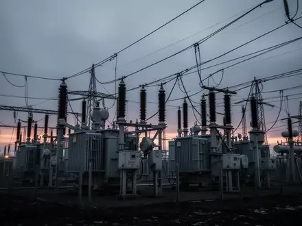 Industrielles Umspannwerk bei Dämmerung, das die Verletzlichkeit kritischer Infrastrukturen symbolisiert. - Foto: über boerse-global.de