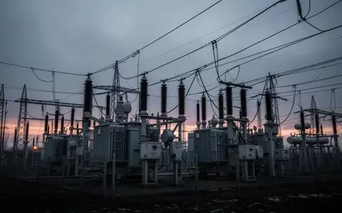 Industrielles Umspannwerk bei Dämmerung, das die Verletzlichkeit kritischer Infrastrukturen symbolisiert. - Foto: über boerse-global.de