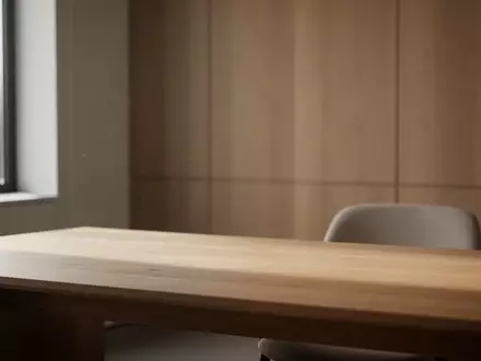 Ein minimalistischer, leerer Schreibtisch in einem modern eingerichteten Arbeitszimmer bei natürlichem Licht. - Foto: über boerse-global.de