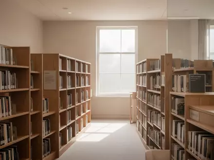 Ein lichtdurchfluteter Raum in einer Bibliothek mit hölzernen Bücherregalen und ruhiger Atmosphäre. - Foto: über boerse-global.de