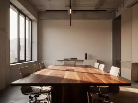 Ein minimalistischer, lichtdurchfluteter Konferenzraum in einem modernen Bürogebäude mit Fokus auf Architektur und Atmosphäre. - Foto: über boerse-global.de