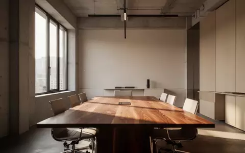 Ein minimalistischer, lichtdurchfluteter Konferenzraum in einem modernen Bürogebäude mit Fokus auf Architektur und Atmosphäre. - Foto: über boerse-global.de