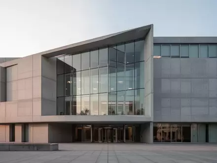 Moderne Glas- und Betonfassade eines Bürogebäudes bei Tageslicht. - Foto: über boerse-global.de