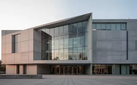 Moderne Glas- und Betonfassade eines Bürogebäudes bei Tageslicht. - Foto: über boerse-global.de