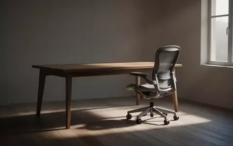 Ein minimalistisch eingerichtetes Heimbüro mit einem leeren Schreibtisch bei natürlichem Lichteinfall. - Foto: über boerse-global.de