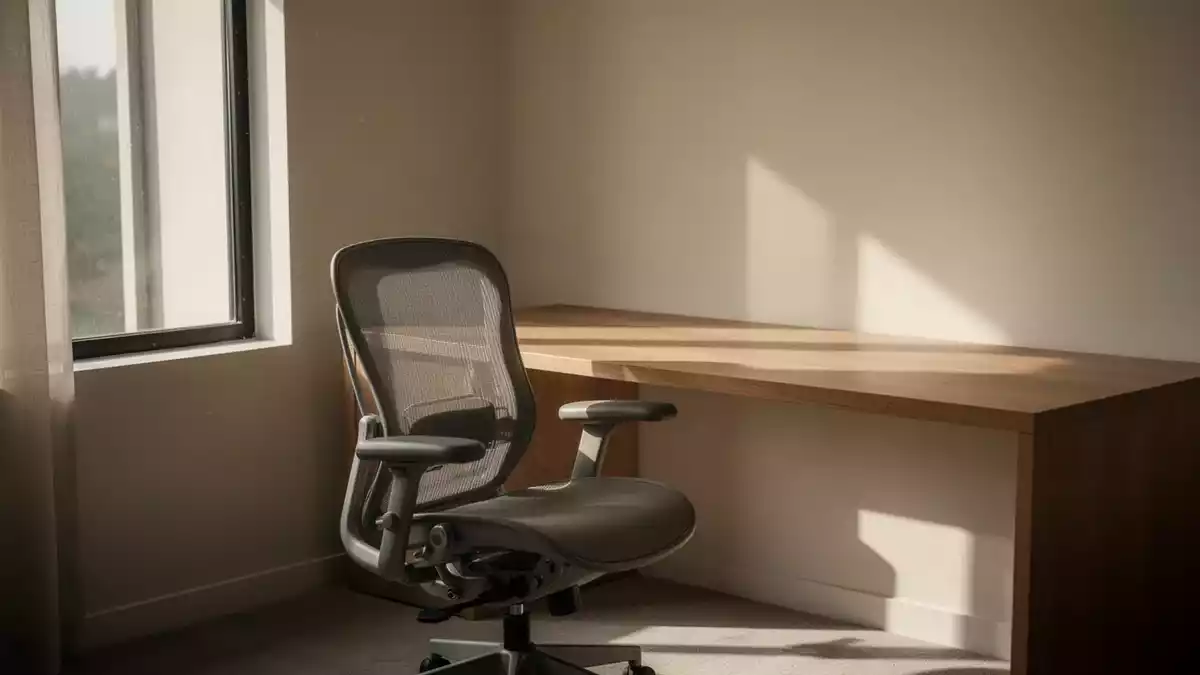 Langes Sitzen: Ergonomie und Bewegungspausen entlasten den Rücken