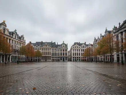 Ein weitläufiger, menschenleerer Platz in Brüssel an einem bewölkten Herbsttag mit historischer Architektur. - Foto: über boerse-global.de
