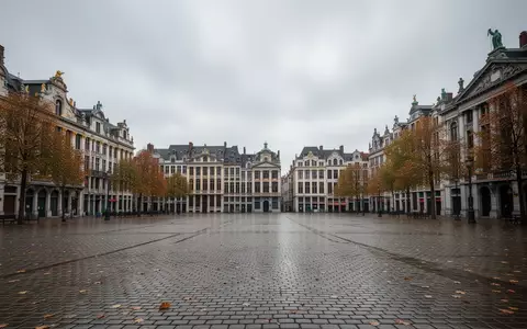 Ein weitläufiger, menschenleerer Platz in Brüssel an einem bewölkten Herbsttag mit historischer Architektur. - Foto: über boerse-global.de