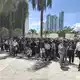 Menschen versammeln sich nach dem schweren Beben im Freien. - Bild: Li Jiaxu/XinHua/dpa
