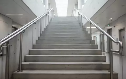 Eine moderne, helle Treppenanlage in einem öffentlichen Gebäude bei Tageslicht. - Foto: über boerse-global.de