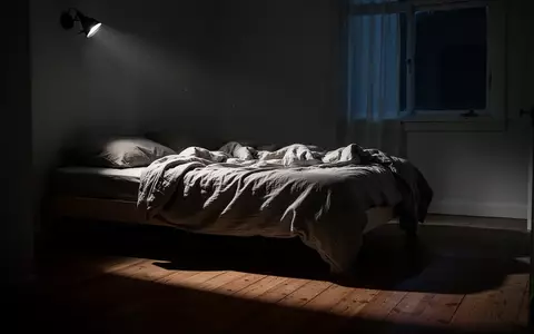 Ein ungemachtes Bett in einem spärlich beleuchteten Schlafzimmer bei Nacht mit sanftem Mondlichteinfall. - Foto: über boerse-global.de