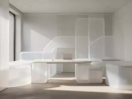 Minimalistische, sonnendurchflutete Architektur in Tokio mit abstrakten Oberflächen aus weißem Polycarbonat und Silikon. - Foto: über boerse-global.de