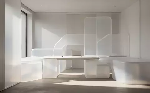 Minimalistische, sonnendurchflutete Architektur in Tokio mit abstrakten Oberflächen aus weißem Polycarbonat und Silikon. - Foto: über boerse-global.de