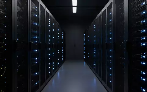 Server-Infrastruktur mit blau leuchtenden Status-LEDs in einem Rechenzentrum. - Foto: über boerse-global.de