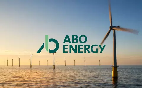 Windkraftanlagen in einem Windpark bei Sonnenuntergang als Symbol für erneuerbare Energien und langfristige Stabilität. - Foto: über boerse-global.de