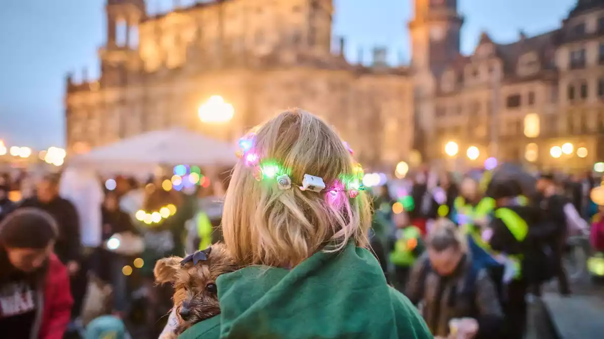 Dieses Mal war der Spaziergang ein Lichter- und Laternenlauf, weshalb einige Teilnehmer mit Lichterketten geschmückt waren. - Bild: Robert Michael/dpa