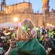 Dieses Mal war der Spaziergang ein Lichter- und Laternenlauf, weshalb einige Teilnehmer mit Lichterketten geschmückt waren. - Bild: Robert Michael/dpa