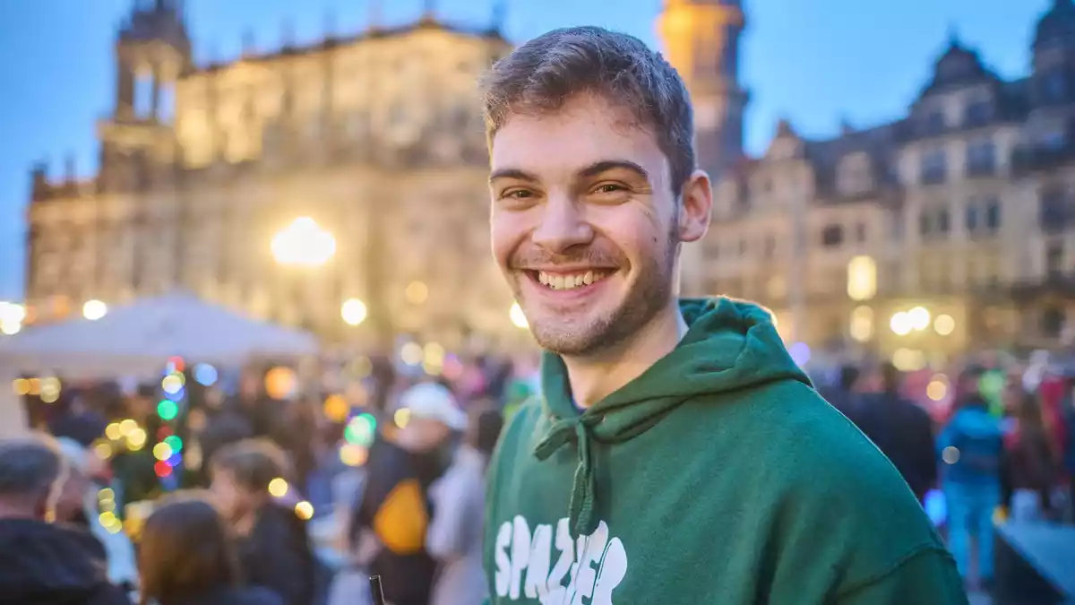 Konrad Höferth hat den Spazierclub in Dresden diesen Sommer gegründet. - Bild: Robert Michael/dpa