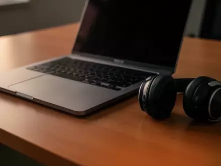 Symbolic image: laptop and headphones on a desk - Foto: über boerse-global.de