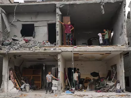Zuletzt hat Israels Armee ihre Luftangriffe zudem wieder verstärkt. - Foto: Jehad Alshrafi/AP/dpa