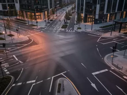Eine leere, moderne städtische Straßenkreuzung bei Dämmerung mit klaren Fahrbahnmarkierungen und weichem Licht. - Foto: über boerse-global.de