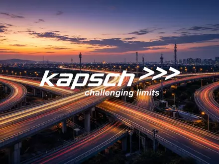 Moderne Autobahnkreuzung bei Dämmerung mit Lichtspuren von Fahrzeugen als Symbol für intelligente Verkehrsinfrastruktur. - Foto: über boerse-global.de
