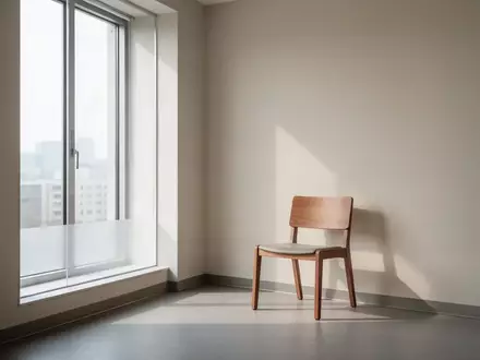 Ein minimalistischer, leerer Wartebereich in einer modernen Praxis mit hellem Tageslicht und einer einzelnen Holzbank. - Foto: über boerse-global.de