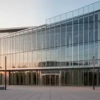 Moderne Glas- und Stahlfassade eines Gerichtsgebäudes bei Tageslicht. - Foto: über boerse-global.de