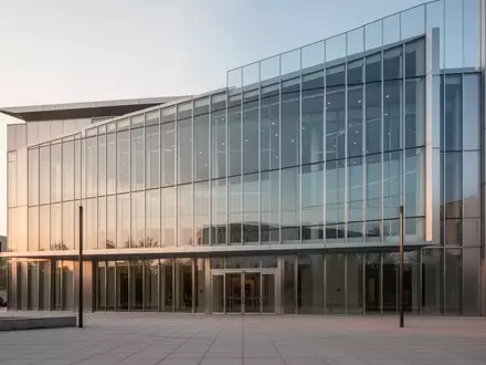 Moderne Glas- und Stahlfassade eines Gerichtsgebäudes bei Tageslicht. - Foto: über boerse-global.de
