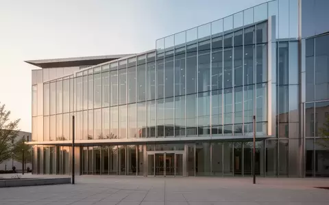 Moderne Glas- und Stahlfassade eines Gerichtsgebäudes bei Tageslicht. - Foto: über boerse-global.de