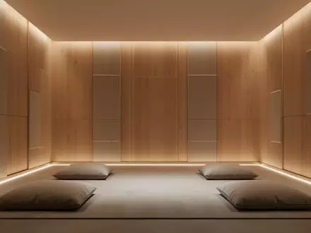 Ein minimalistisch gestalteter Entspannungsraum mit Holzelementen und indirekter Beleuchtung für therapeutische Zwecke. - Foto: über boerse-global.de