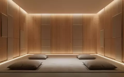 Ein minimalistisch gestalteter Entspannungsraum mit Holzelementen und indirekter Beleuchtung für therapeutische Zwecke. - Foto: über boerse-global.de