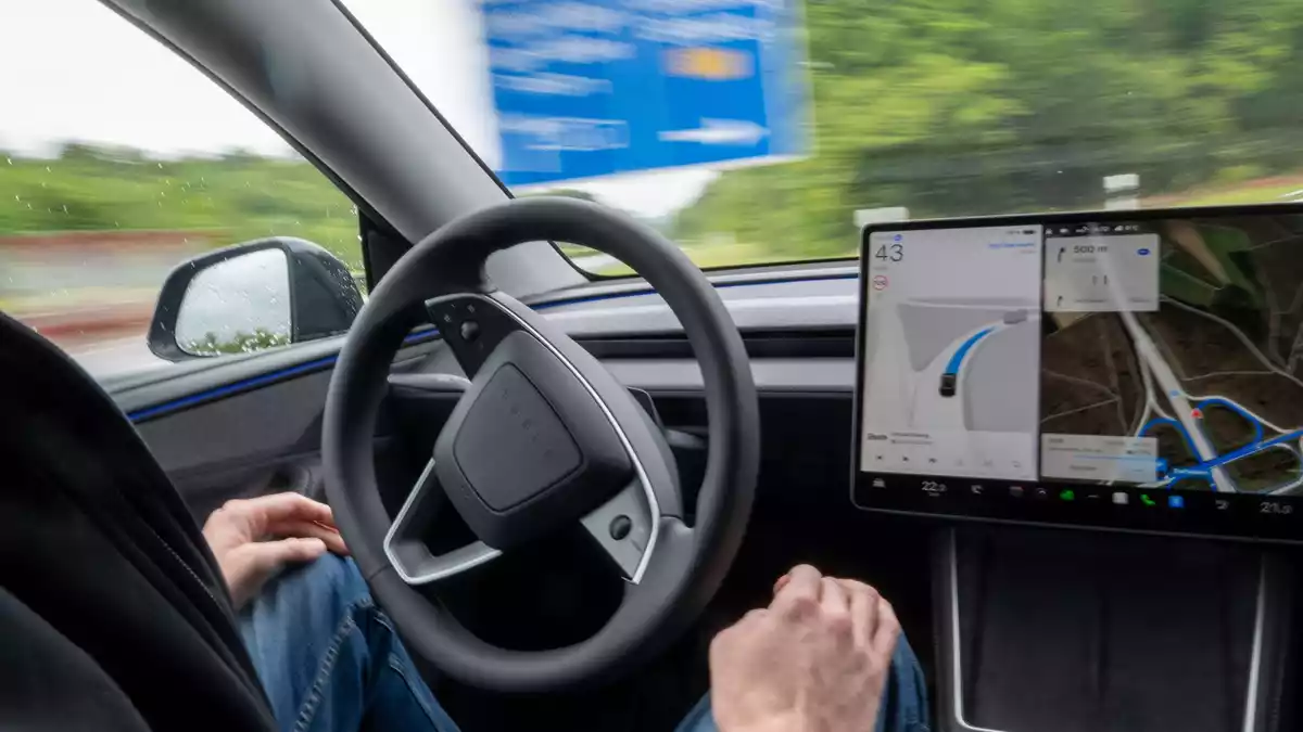 Die Menschen am Steuer müssen jederzeit bereit sein, die Kontrolle zu übernehmen - doch der Name des Systems deutete bisher autonomes Fahren an. (Archivbild)  - Bild: Harald Tittel/dpa