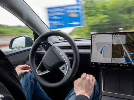 Die Menschen am Steuer müssen jederzeit bereit sein, die Kontrolle zu übernehmen - doch der Name des Systems deutete bisher autonomes Fahren an. (Archivbild)  - Foto: Harald Tittel/dpa