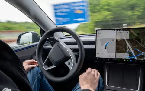 Die Menschen am Steuer müssen jederzeit bereit sein, die Kontrolle zu übernehmen - doch der Name des Systems deutete bisher autonomes Fahren an. (Archivbild) - Foto: Harald Tittel/dpa