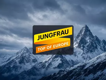 Weite, verschneite Berggipfel in den Alpen unter einem bedeckten Himmel als Symbol für den Tourismussektor. - Foto: über boerse-global.de