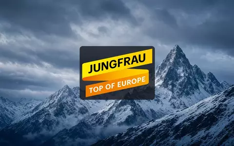 Weite, verschneite Berggipfel in den Alpen unter einem bedeckten Himmel als Symbol für den Tourismussektor. - Foto: über boerse-global.de