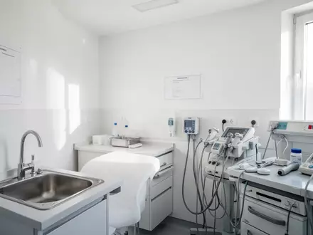 Ein heller, moderner Behandlungsraum in einer regionalen Klinik mit medizinischen Geräten. - Foto: über boerse-global.de