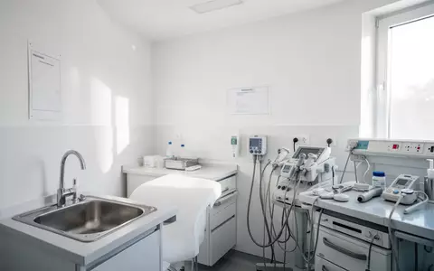 Ein heller, moderner Behandlungsraum in einer regionalen Klinik mit medizinischen Geräten. - Foto: über boerse-global.de