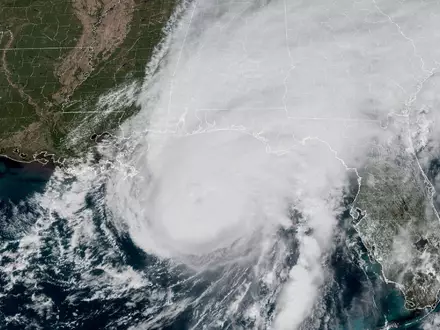 Der Sturm bewegt sich weiter landeinwärts in Richtung der Bundesstaaten Alamaba und Tennessee und bringt Windgeschwindigkeiten von bis zu 100 Kilometern pro Stunde.  - Foto: Uncredited/National Oceanic and Atmospheric Administration/AP/dpa